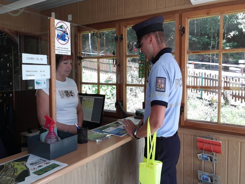 Policisté se vydali do kempů a na koupaliště v Karlovarském kraji, aby návštěvníky poučili, jak se chovat, aby jejich pobyt skončil bez komplikací. Foto: PČR