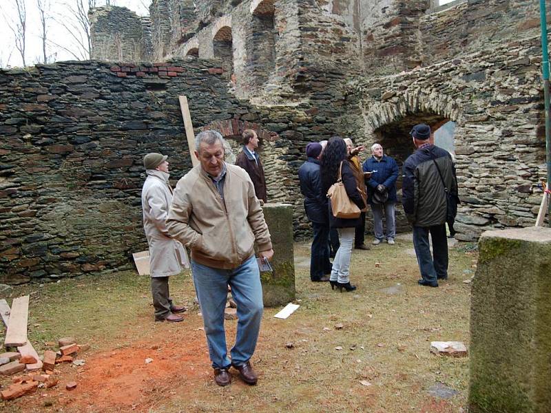 PŘI PRVNÍM otevření naučné stezky kolem pozůstatků bývalého hradu v Podhradí vzbudila velký obdiv historická konírna. 