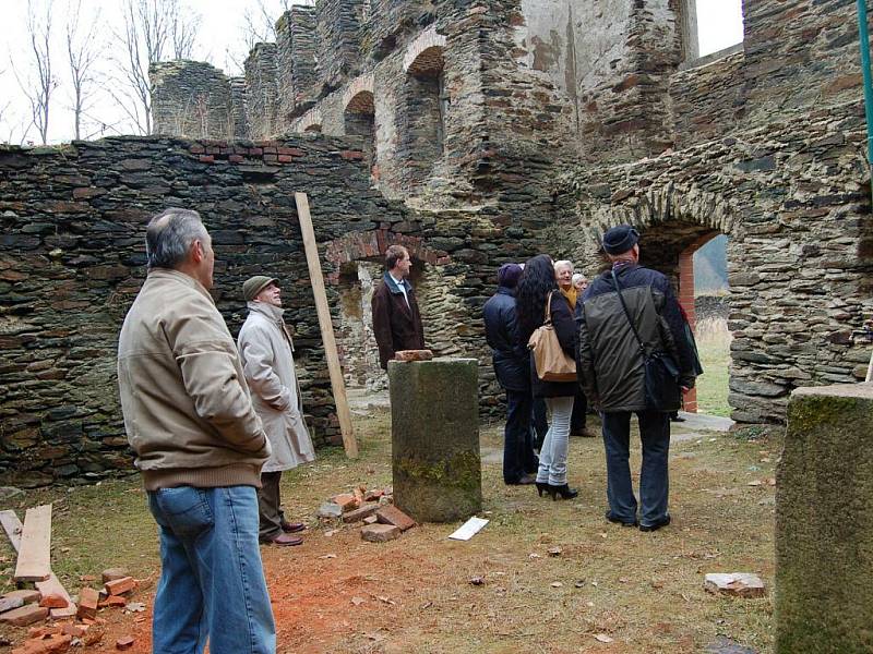 PŘI PRVNÍM otevření naučné stezky kolem pozůstatků bývalého hradu v Podhradí vzbudila velký obdiv historická konírna. 