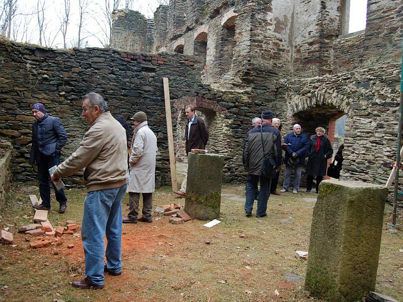 PŘI PRVNÍM otevření naučné stezky kolem pozůstatků bývalého hradu v Podhradí vzbudila velký obdiv historická konírna. 