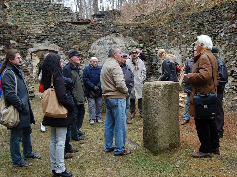 PŘI PRVNÍM otevření naučné stezky kolem pozůstatků bývalého hradu v Podhradí vzbudila velký obdiv historická konírna. 