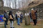 PŘI PRVNÍM otevření naučné stezky kolem pozůstatků bývalého hradu v Podhradí vzbudila velký obdiv historická konírna. 