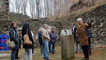 PŘI PRVNÍM otevření naučné stezky kolem pozůstatků bývalého hradu v Podhradí vzbudila velký obdiv historická konírna. 