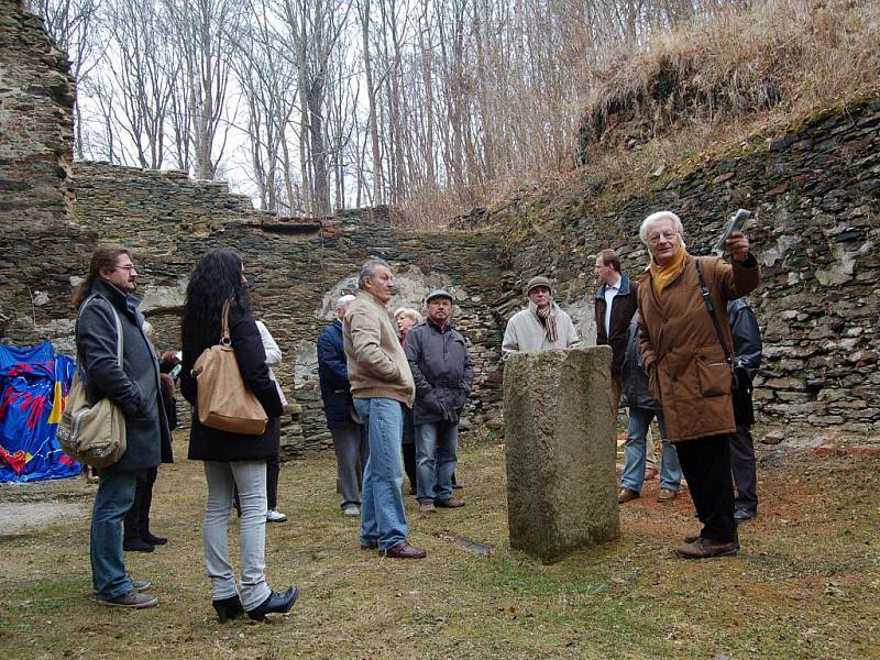 PŘI PRVNÍM otevření naučné stezky kolem pozůstatků bývalého hradu v Podhradí vzbudila velký obdiv historická konírna. 