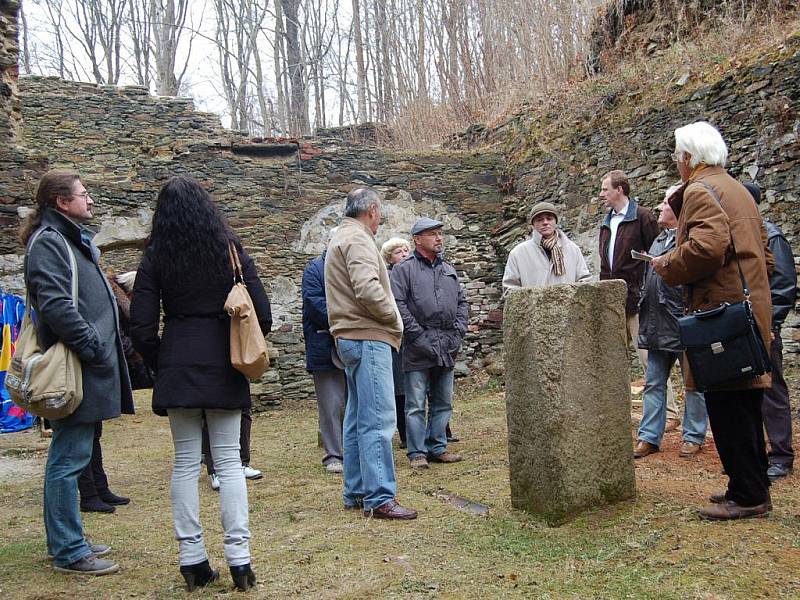 PŘI PRVNÍM otevření naučné stezky kolem pozůstatků bývalého hradu v Podhradí vzbudila velký obdiv historická konírna. 