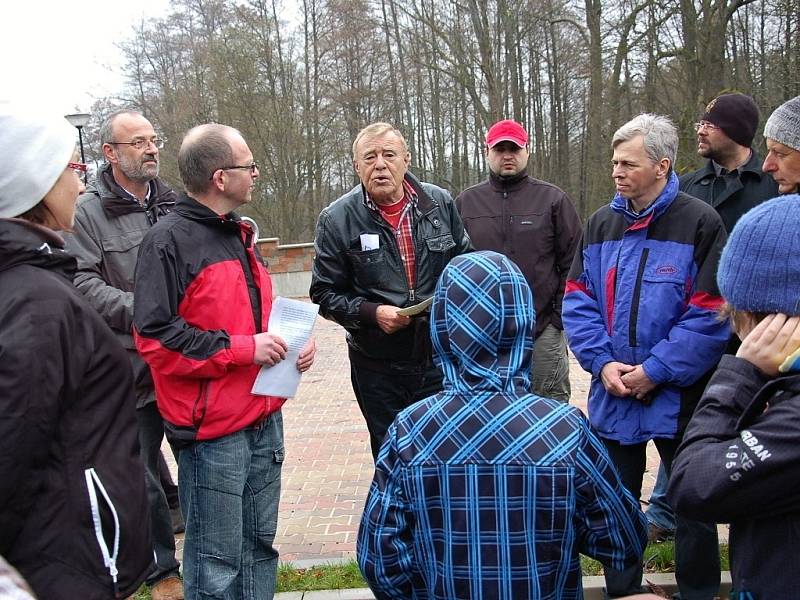 VE SVATÉM KŘÍŽI U CHEBU se setkali čeští a němečtí odpůrci kamionové dopravy a jihovýchodního obchvatu Chebu. 