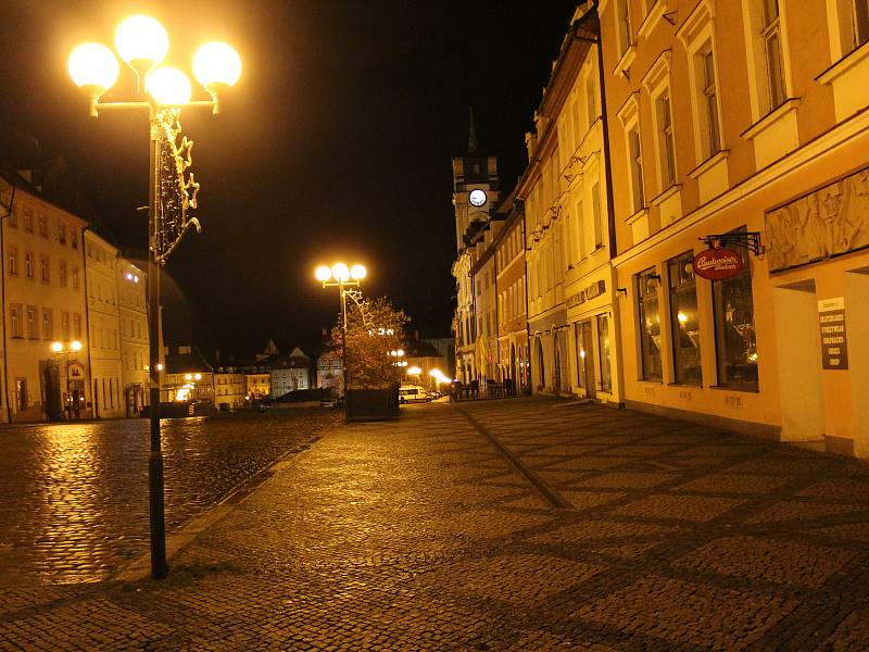 Po 21. hodině bylo centrum Chebu naprosto vylidněné.