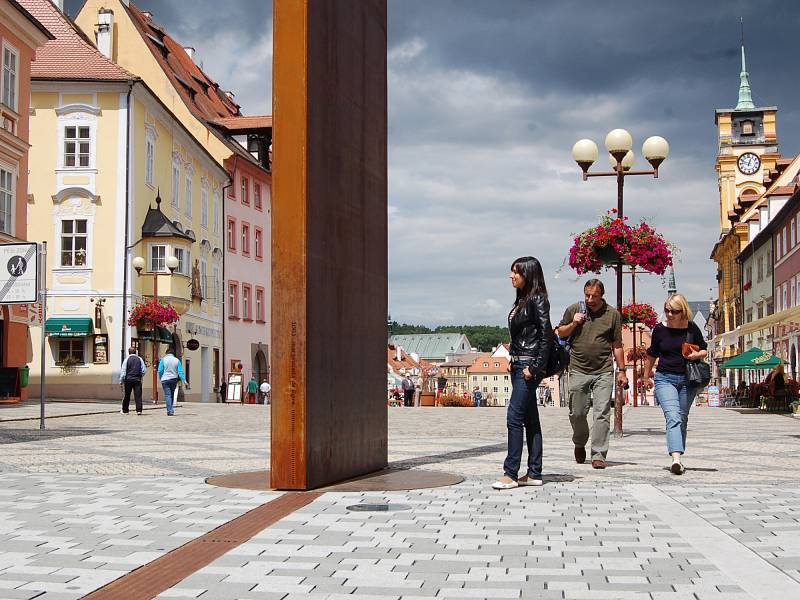 Artefakt Brána času stojí na zrekonstruované chebské pěší zóně. Fotografie jsou z roku 2010, kdy tu byla nainstalovaná. 