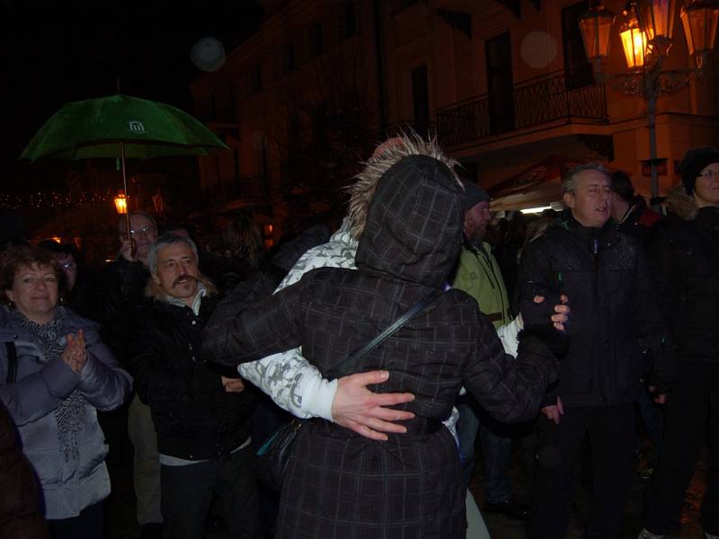 BUJARÉ OSLAVY PŘÍCHODU ROKU 2015 si na františkolázeňské Národní třídě užily stovky občanů. Nechyběly ani tradiční vášnivé novoroční polibky. 