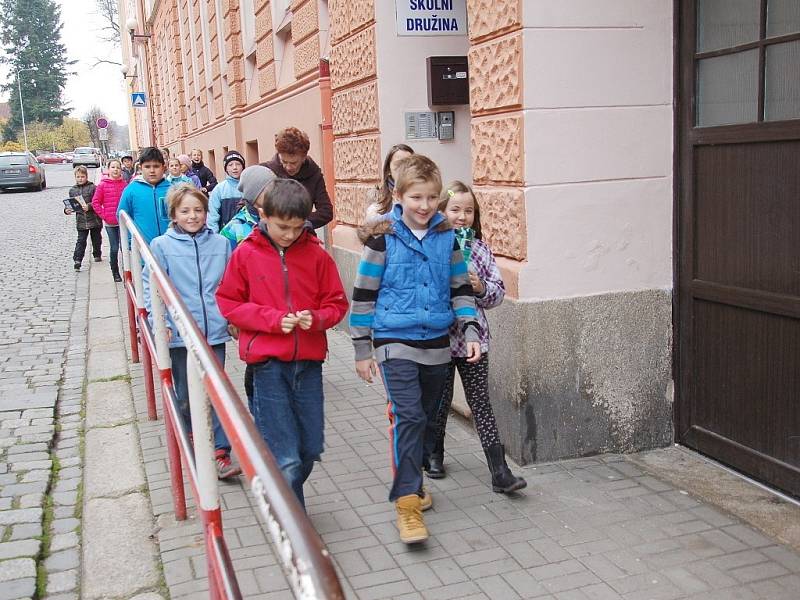 U chebské knihovny nalezli dělníci nevybuchlou munici. Prostor kolem nálezu policisté neprodleně uzavřeli. Odkláněli i dopravu. 