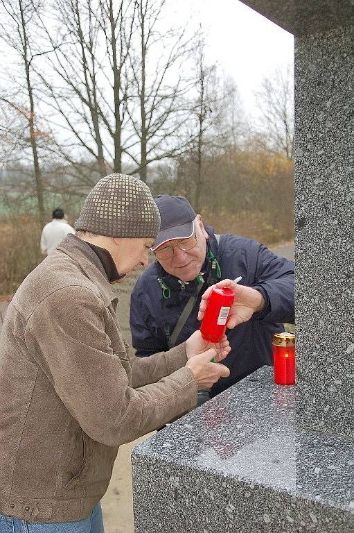 OBYVATELÉ nejen z Chebu, ale i okolních obcí se vydali k památníku Obětem železné opony ve Svatém Kříži.