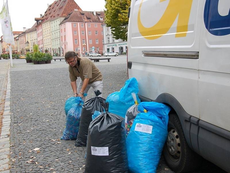 Celkem dvanáct pytlů s plastovými víčky putovalo do Kopřivnice u Ostravy z Chebského deníku. 