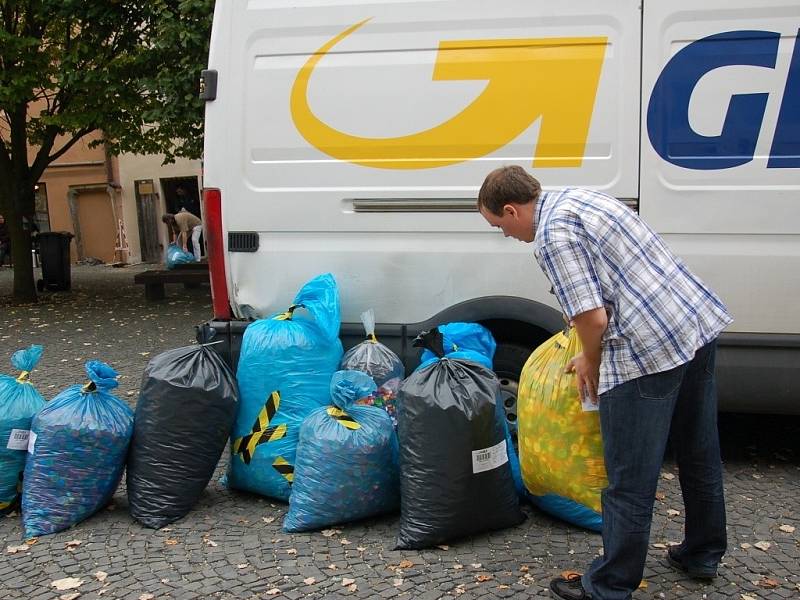 Celkem dvanáct pytlů s plastovými víčky putovalo do Kopřivnice u Ostravy z Chebského deníku. 