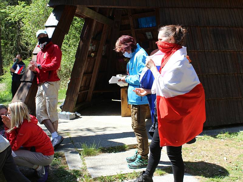 Zhruba stovka lidí dorazila na česko-německé hranice mezi Libou a Selbem. Protestovali proti dlouhodobému uzavření hranic, které podle iniciátorů už postrádá smysl.