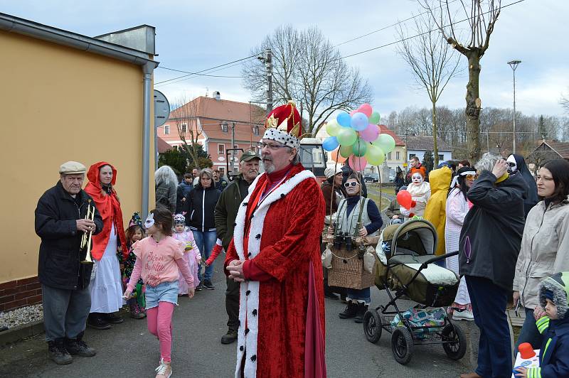 Staročeské i ´moderní´ postavičky dorazily na sedmnáctý ročník Milíkovského masopustu.