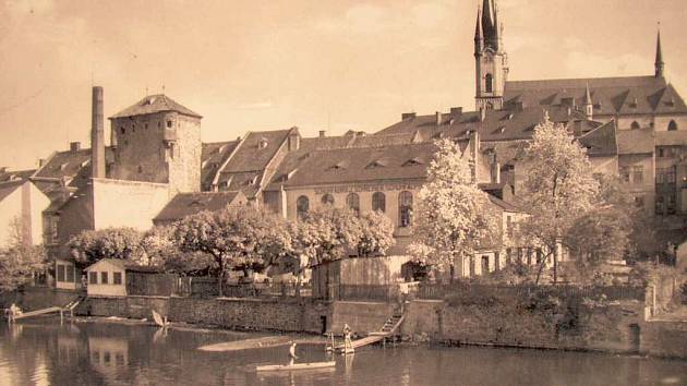 Mohutná Vodní věž (vlevo) tvořila spolu s původními novogotickými věžičkami chrámu svatého Mikuláše dominantu chebského nábřeží
