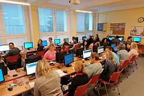 V chebských školách dochází k sjednocování informačního systému, ve kterém probíhá komunikace s rodiči i žáky. Všichni učitelé absolvují speciální školení.