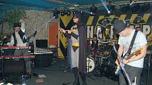 BATMAN NA RAMPĚ nebyl, ale zpěvák Vojtěch Dyk se za něj v polovině vystoupení převlékl a koncert mohl dále pokračovat.   