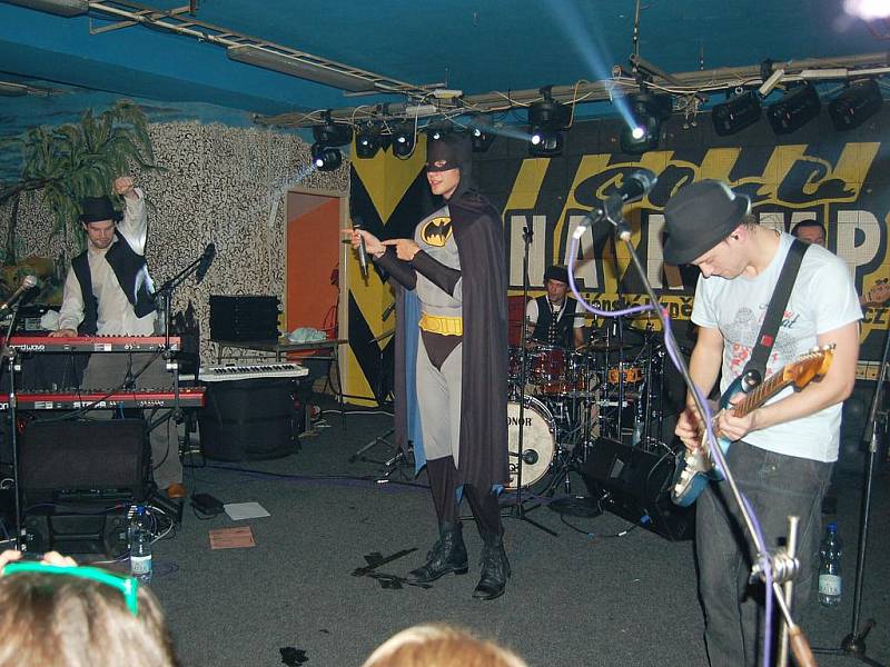 BATMAN NA RAMPĚ nebyl, ale zpěvák Vojtěch Dyk se za něj v polovině vystoupení převlékl a koncert mohl dále pokračovat.   