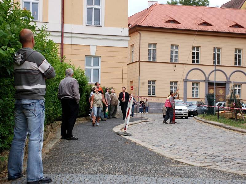 Pondělní dopoledne na obnově chrámových věží v Chebu