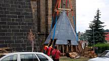 Pondělní dopoledne na obnově chrámových věží v Chebu