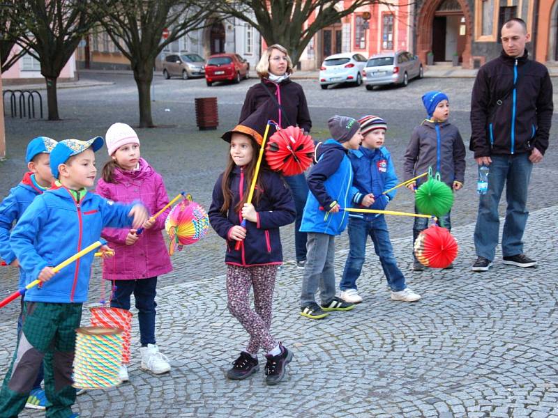 Tradiční lampionový průvod se o víkendu vydal z chebského náměstí do areálu Krajinky. Akci oživil také chebský Mládežnický dechový orchestr. 