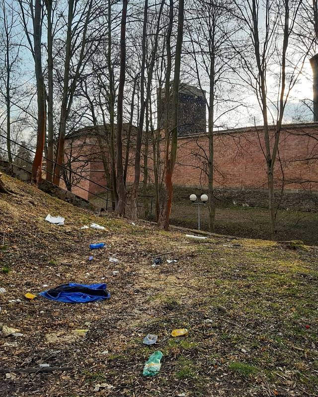 Dobrovolníci i v Chebu vyrazili o víkendu do ulic. V přírodě našli neuvěřitelné množství odpadu. Tradičně tu lidé našli pneumatiky, papíry od bonbónů a cukrovinek, roušky, respirátory a mnoho dalšího. 