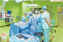 Chirurgický tým na operačním sále při transplantaci ledvin.