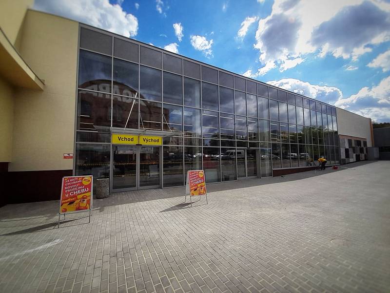 Místo bývalého Albertu Supermarketu bude v Chebu zbrusu nový Baumax. Společnost po několikaměsíčním maratonu oprav otevře už 21. května.