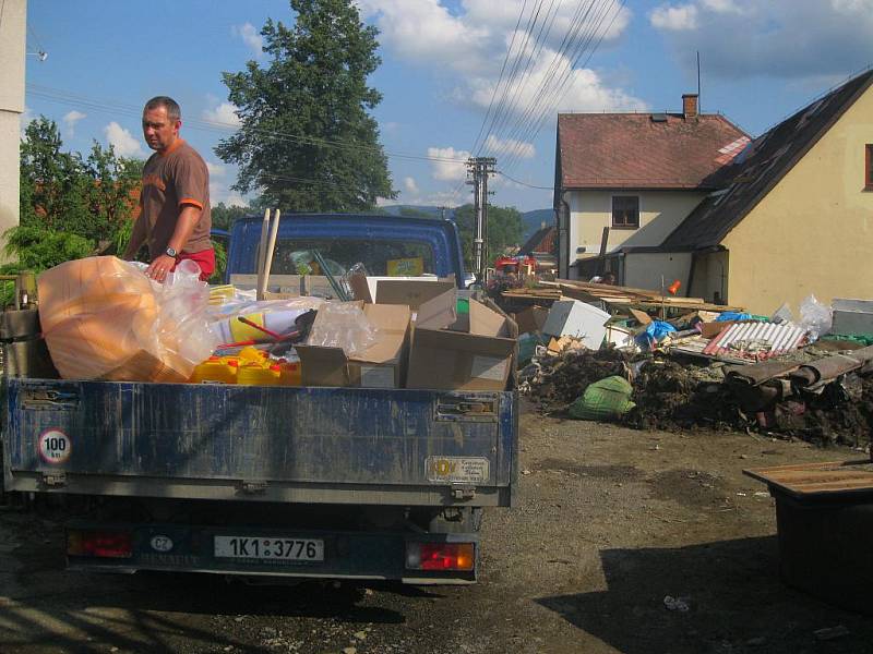 Bratři Dančovi z Chebska narychlo zorganizovali finanční a materiální sbírku pro postižené z města Raspenava na Liberecku, které vyplavila velká voda již podruhé.