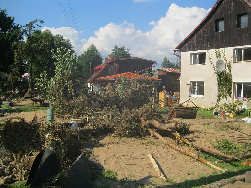 Bratři Dančovi z Chebska narychlo zorganizovali finanční a materiální sbírku pro postižené z města Raspenava na Liberecku, které vyplavila velká voda již podruhé.