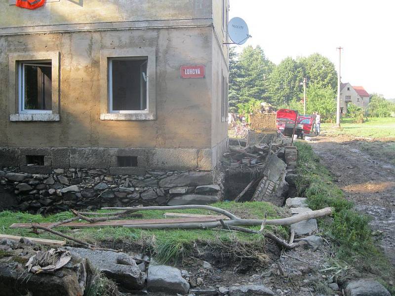 Bratři Dančovi z Chebska narychlo zorganizovali finanční a materiální sbírku pro postižené z města Raspenava na Liberecku, které vyplavila velká voda již podruhé.