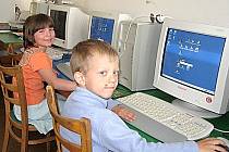 Markéta Kosnarová a Filip Holbička u počítačů v základní škole v Lipové