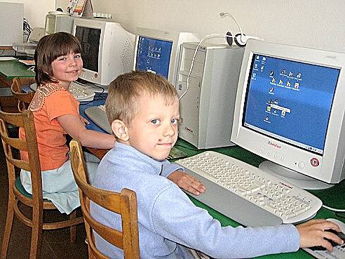 Markéta Kosnarová a Filip Holbička u počítačů v základní škole v Lipové