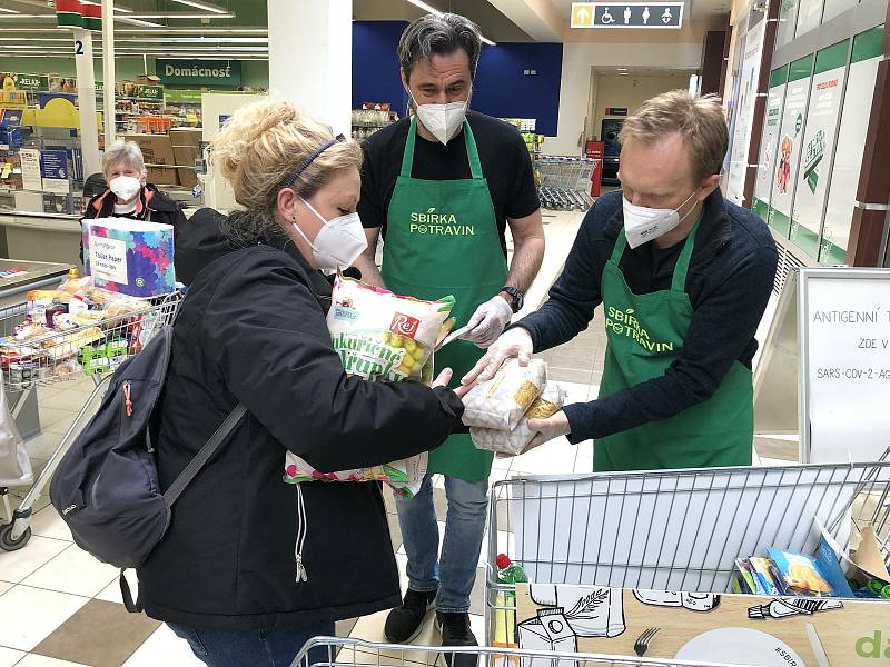 Potravinová sbírka vynesla v kraji téměř devět tun potravin.