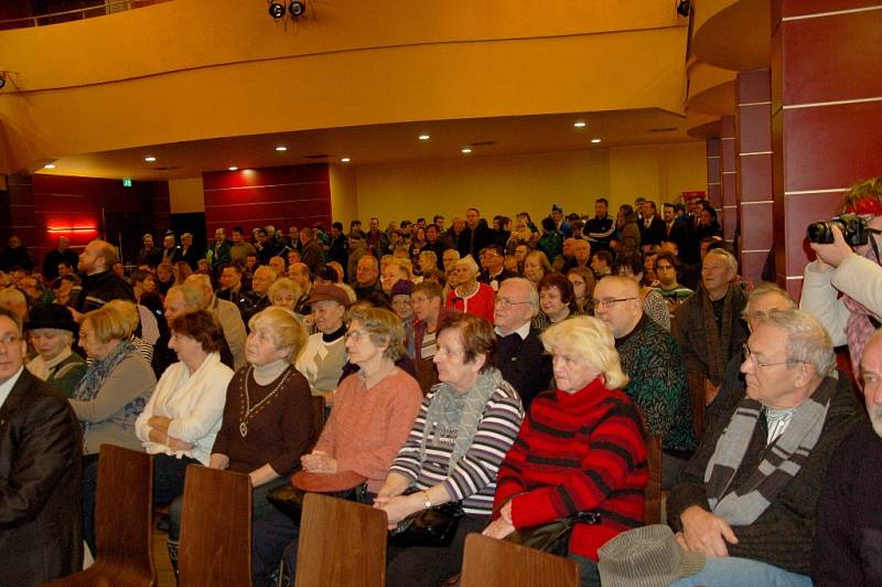 Mažoretky, dechový orchestr a asi tři stovky občanů v Chebu přivítaly prezidenta Miloše Zemana. Ten s obyvateli debatoval například o nízkých důchodech, nezaměstnanosti, ale třeba také o nízké minimální mzdě.