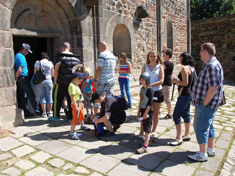 DĚTI Z MATEŘSKÉ ŠKOLY na Malém náměstí na Zlatém vrchu se snažily pátrat po chebské historii na náměstí Krále Jiřího z Poděbrad a na Chebském hradě. 