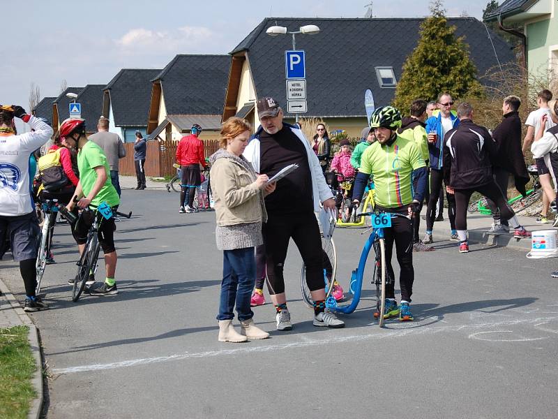 Trasu dlouhou dvacet kilometrů museli během víkendu absolvovat soutěžící na akci s názvem Kolem světa bez pedálů, která se konala u Františkových Lázní.