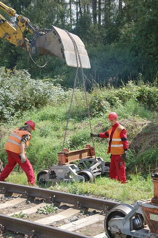 PRÁCE NA POSLEDNÍ ČÁSTI třetího tranzitního koridoru na trati Cheb Cheb státní hranice jsou v plném proudu. Stavebníci právě nyní připravují okolí kolem trati pro novou etapu. 