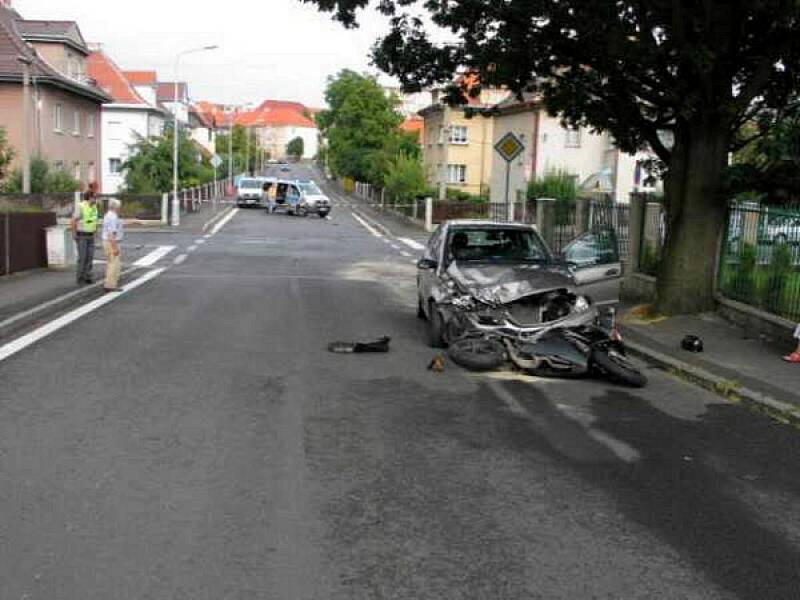 Tragická dopravní nehoda, ke které došlo na křižovatce ulic Dragounská a Písečná v Chebu
