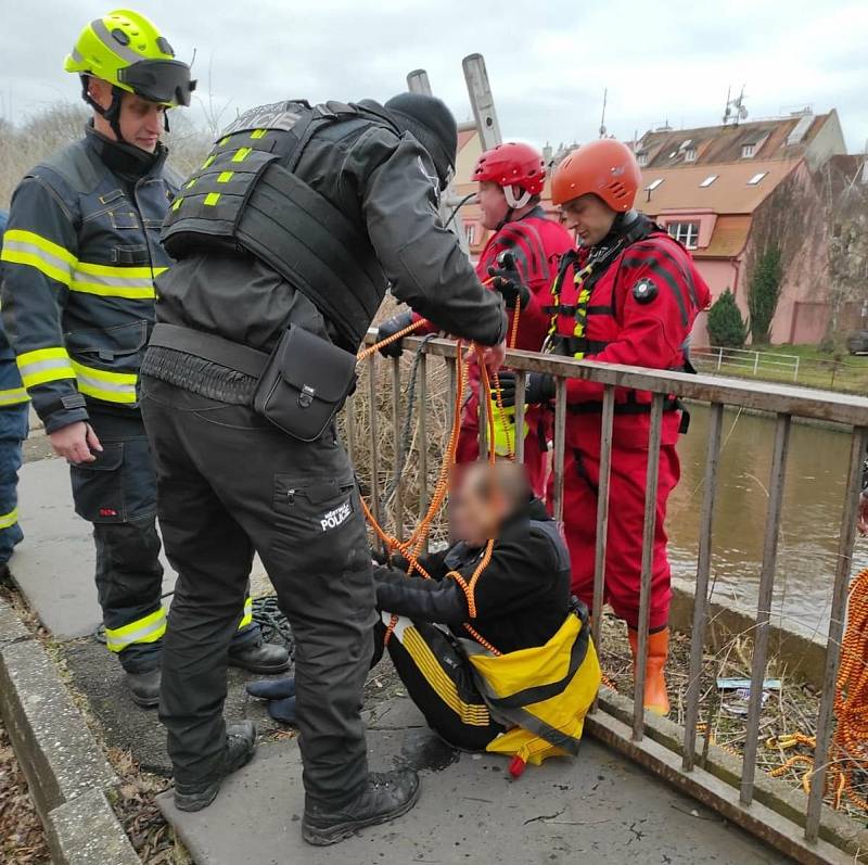 Úspěšnou záchranu podchlazeného muže z koryta Ohře předvedli hasiči ze stanice Cheb společně se strážníky městské policie.