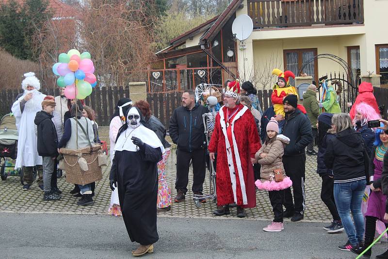 Staročeské i ´moderní´ postavičky dorazily na sedmnáctý ročník Milíkovského masopustu.