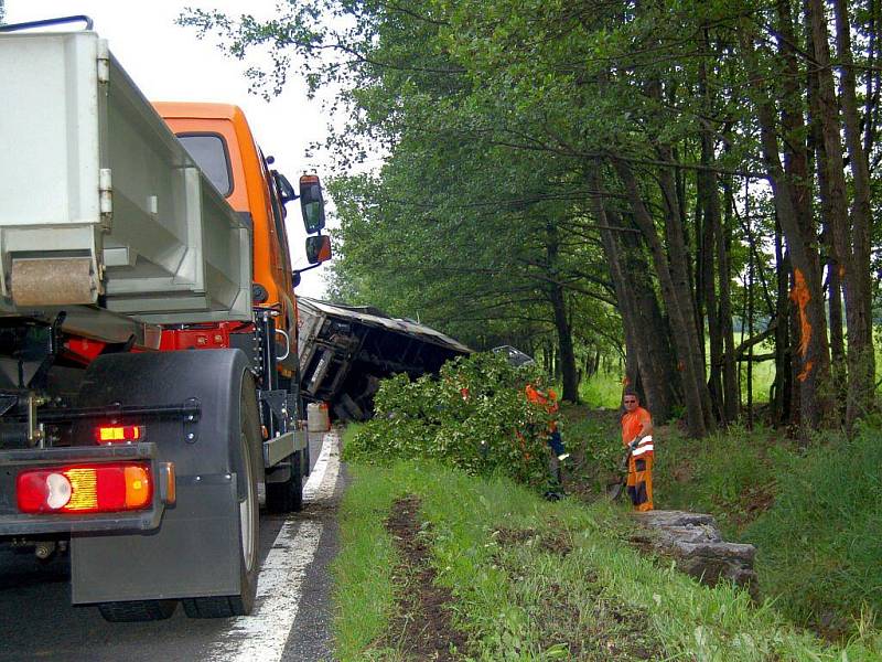 K těžké dopravní nehodě nákladního automobilu došlo ve čtvrtek 2. července nedaleko od obce Mnichov u Mariánských Lázních