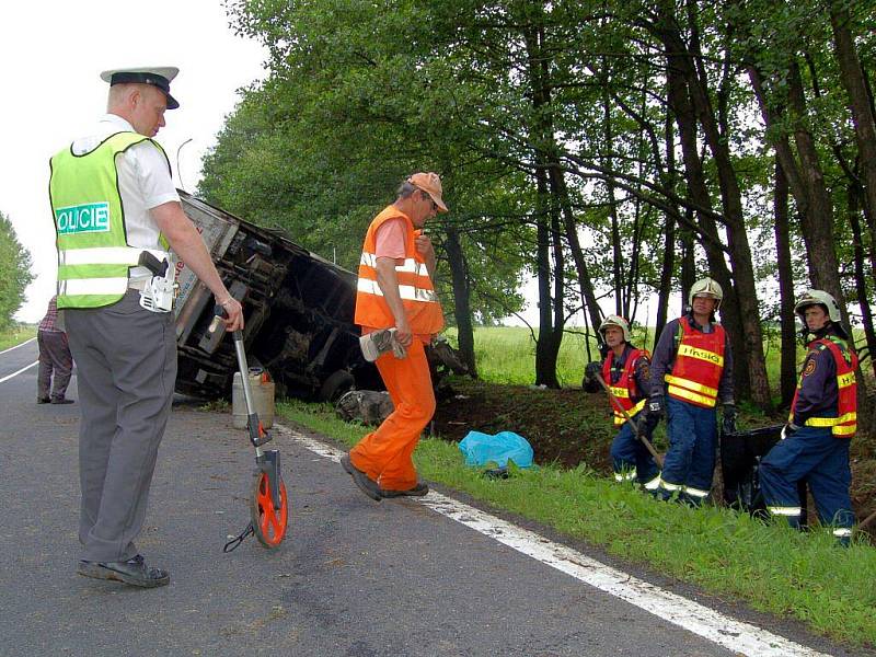 K těžké dopravní nehodě nákladního automobilu došlo ve čtvrtek 2. července nedaleko od obce Mnichov u Mariánských Lázních