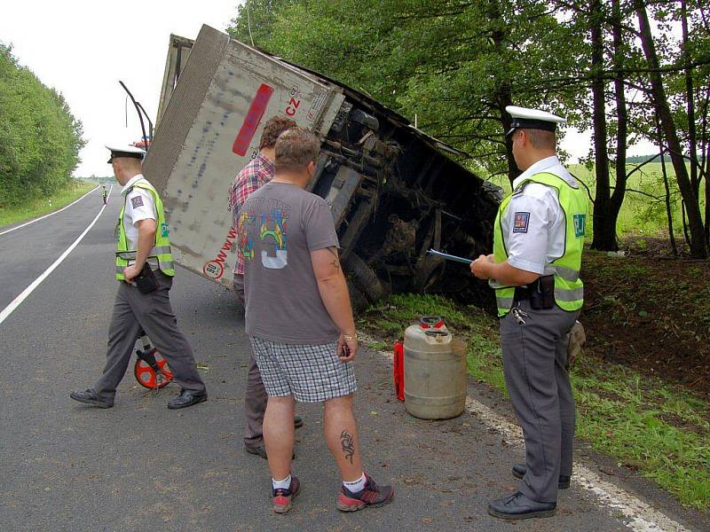 K těžké dopravní nehodě nákladního automobilu došlo ve čtvrtek 2. července nedaleko od obce Mnichov u Mariánských Lázních
