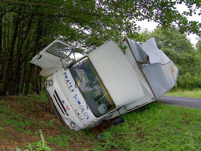 K těžké dopravní nehodě nákladního automobilu došlo ve čtvrtek 2. července nedaleko od obce Mnichov u Mariánských Lázních