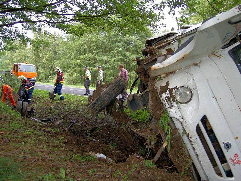 K těžké dopravní nehodě nákladního automobilu došlo ve čtvrtek 2. července nedaleko od obce Mnichov u Mariánských Lázních