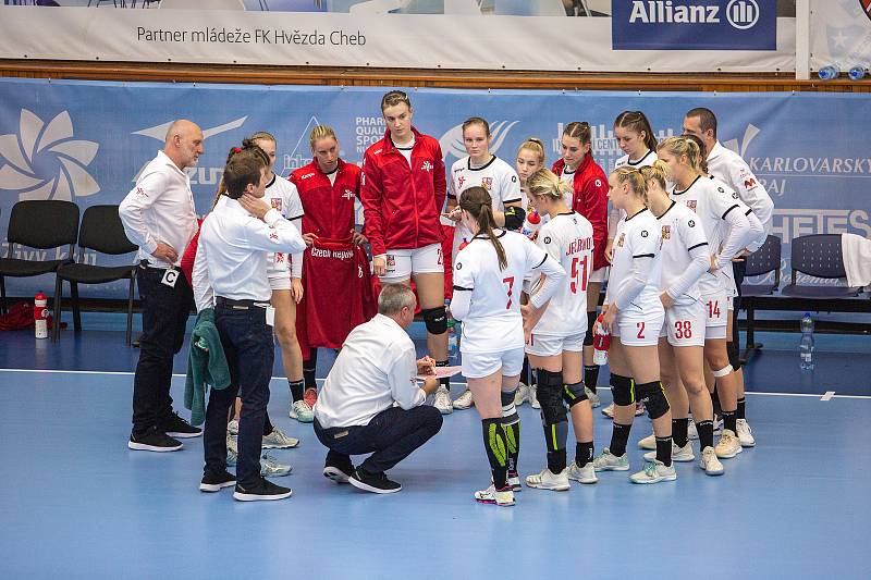 Česká reprezentace v házené žen porazila v úvodním utkání 46. ročníku turnaje "O štít města Chebu" Švýcarsko 35:30.