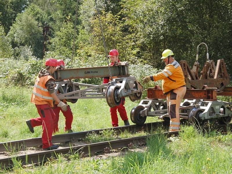 PRÁCE NA POSLEDNÍ ČÁSTI třetího tranzitního koridoru na trati Cheb Cheb státní hranice jsou v plném proudu. Stavebníci právě nyní připravují okolí kolem trati pro novou etapu. 