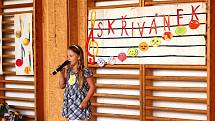 Šestnáct žáků z prvního stupně 1. základní školy v Chebu zazpívalo svým spolužákům.